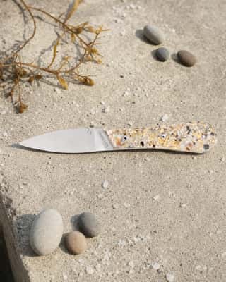 Couteau à huîtres Rosie 2 pans — Ostra Regal, mis en situation