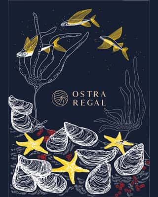 Torchon Ostra Regal collab Morgan Chouin 2025 : huîtres au trait blanc, étoiles de mer et poissons volants dorés sur fond bleu nuit