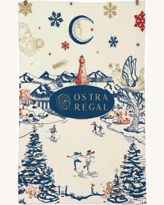 Torchon Noël 2024 Ostra Regal : patinoire, phare rouge et sapins enneigés sur fond écru