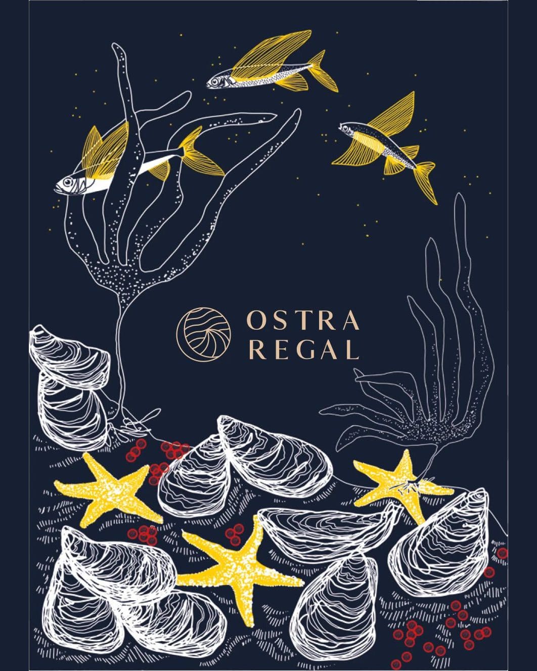 Torchon Ostra Regal collab Morgan Chouin 2025 : huîtres au trait blanc, étoiles de mer et poissons volants dorés sur fond bleu nuit