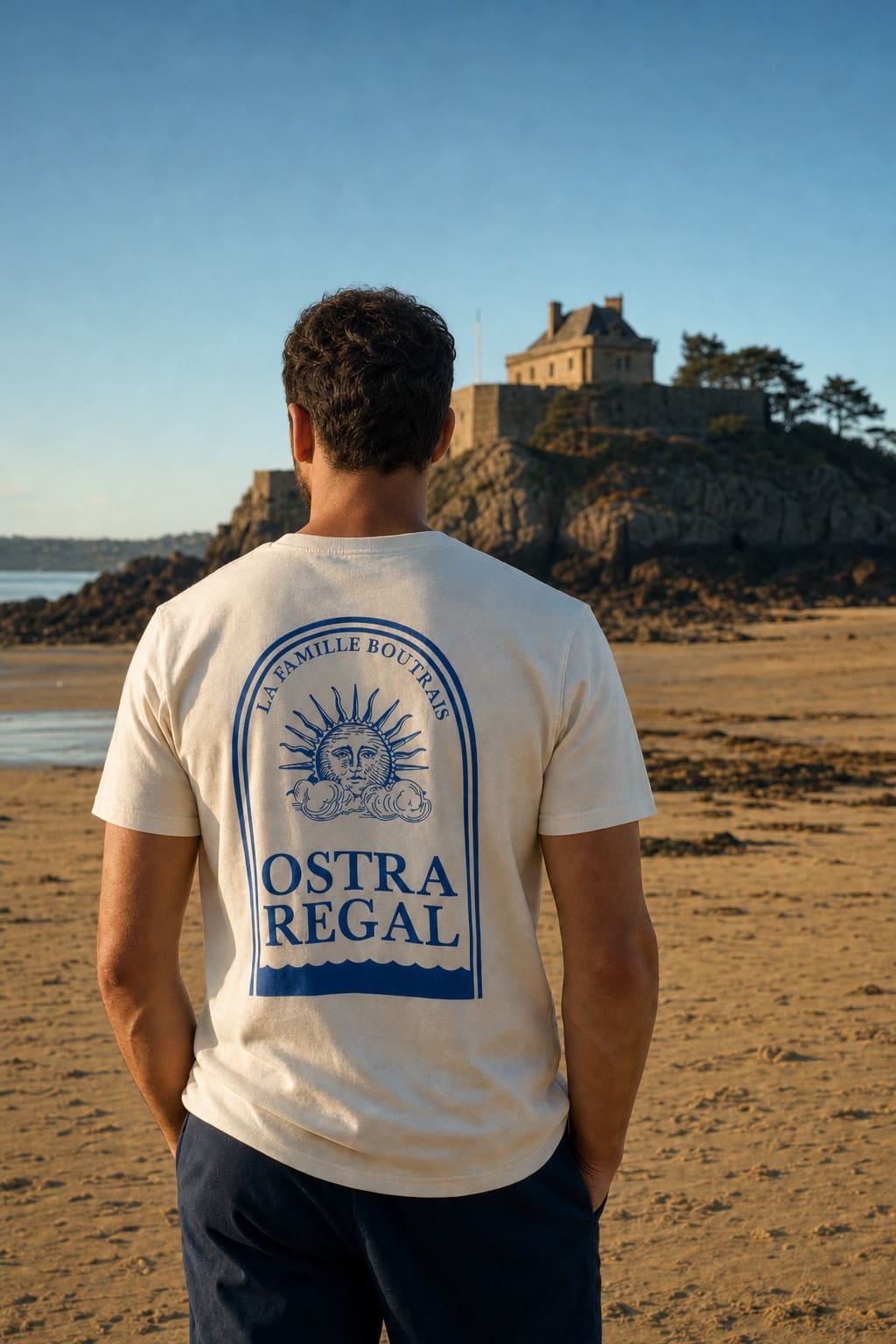 T-shirt Ostra Regal vu de dos, le soleil sous son arche, face au Fort du Guesclin