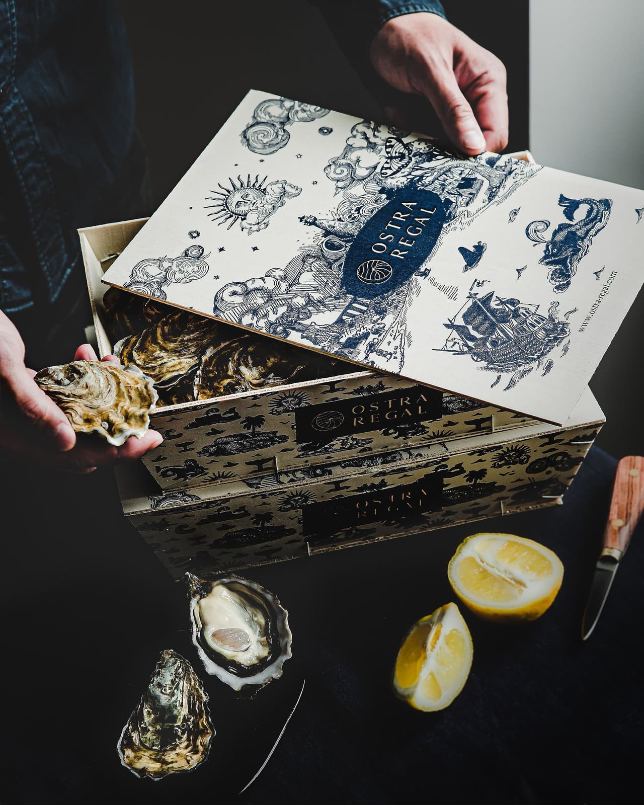 Bourriche illustrée d'huîtres Ostra Regal