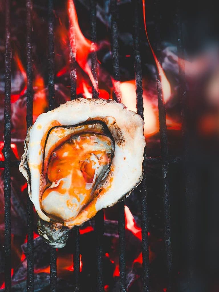 Ostra Regal — Le spectacle en plus · huître grillée au feu